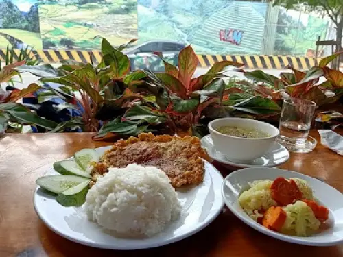 82 Cafe 1