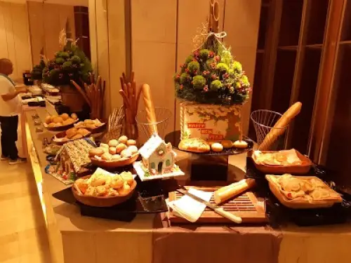 La Brasserie Restaurant - Hotel Nikko Saigon 2