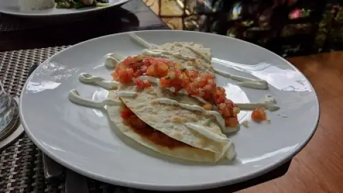 MAY Restaurant and Lounge 6