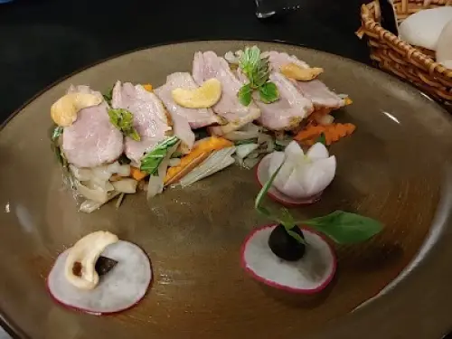 The Garlik De Tham Restaurant 8