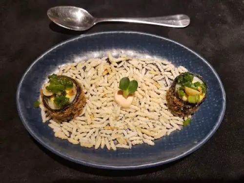 The Garlik De Tham Restaurant 7