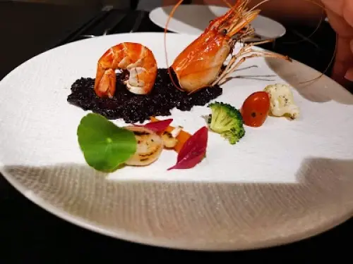 The Garlik De Tham Restaurant 3